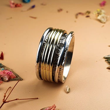 detailed spinner ring